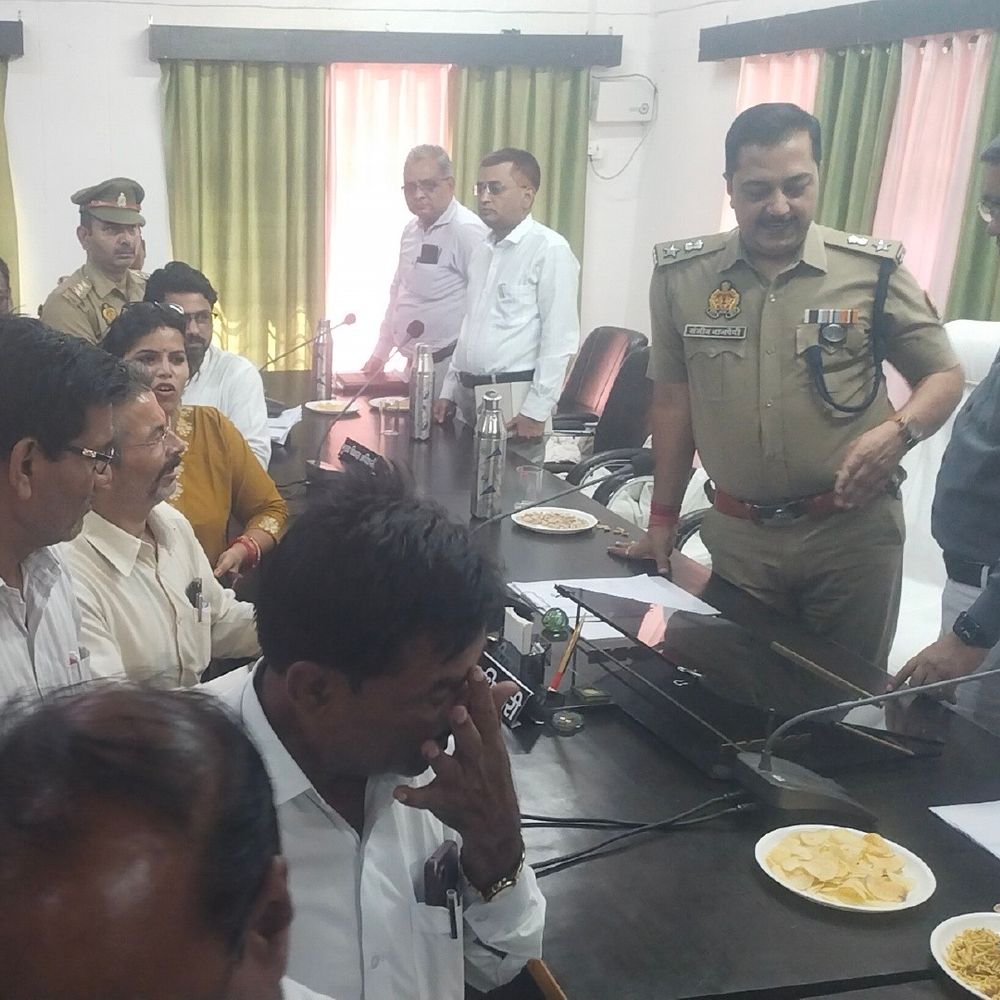 ललितपुर में समाधान दिवस में 61 शिकायतें, 8 का निस्तारण:डीएम-एसपी ने अधिकारियों को समस्याओं का समाधान कराने के निर्देश दिए
