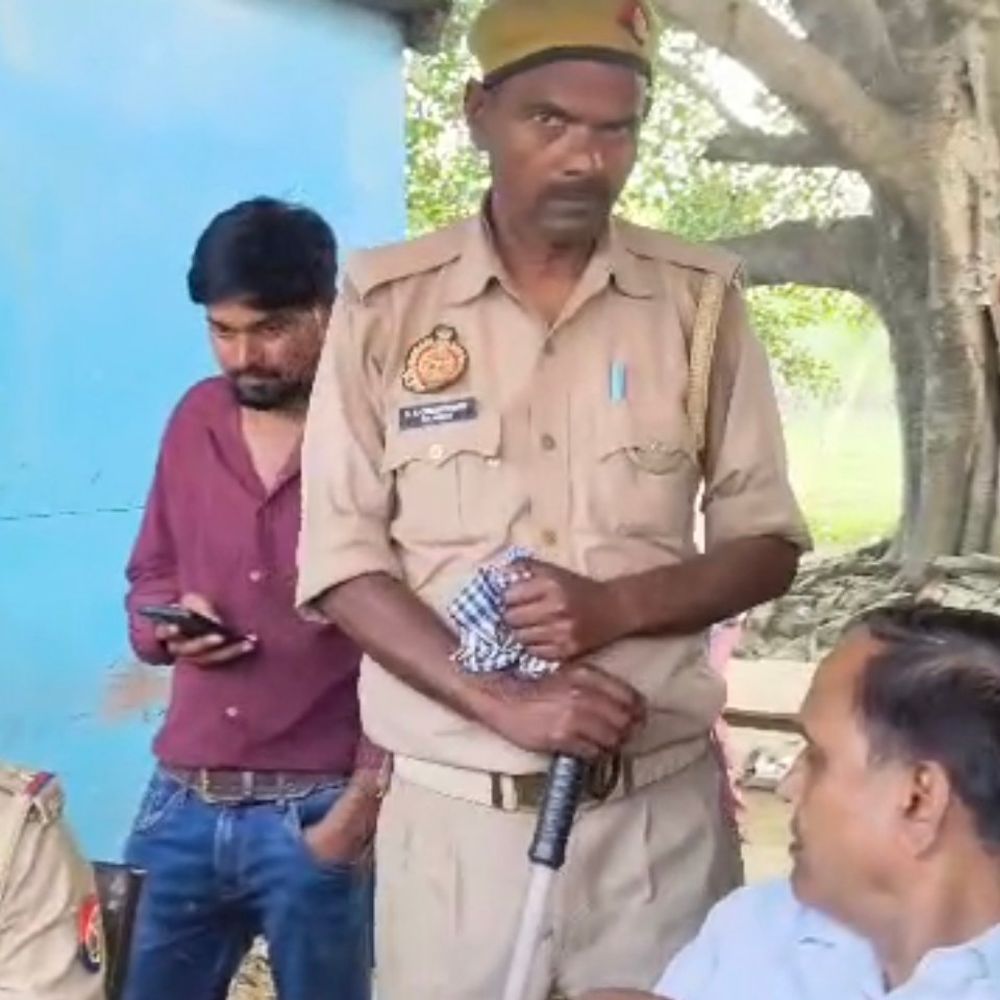 वीडियो बनाने पर बीडीओ और ग्रामीणों में विवाद, VIDEO:मोबाइल छीनने का दिया आदेश; अधिकारी ने आरोप को गलत बताया