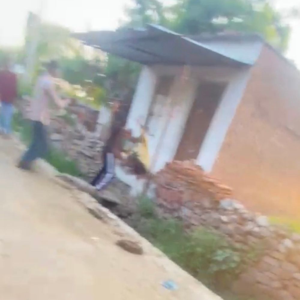 गाली-गलौज का विरोध करने पर युवक पर कुल्हाड़ी से हमला:हाथ पर गंभीर चोट लगी, घटना का वीडियो भी सामने आया