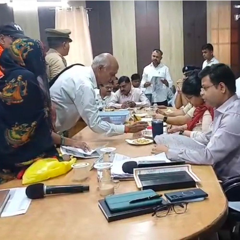 डीएम ने लंबित शिकायतों के निस्तारण के दिए कड़े निर्देश:रायबरेली के लालगंज में समाधान दिवस पर एक सप्ताह में निपटाने को कहा