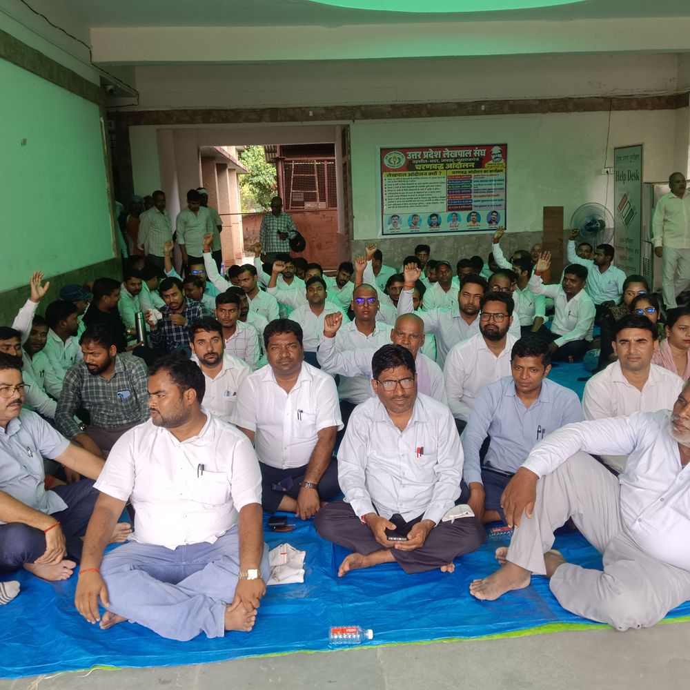 महराजगंज में लेखपाल संघ का लंबित मांगों पर धरना:वेतन विसंगति, पदोन्नति जैसे मुद्दों पर कार्रवाई न होने पर काम बंद करने की चेतावनी
