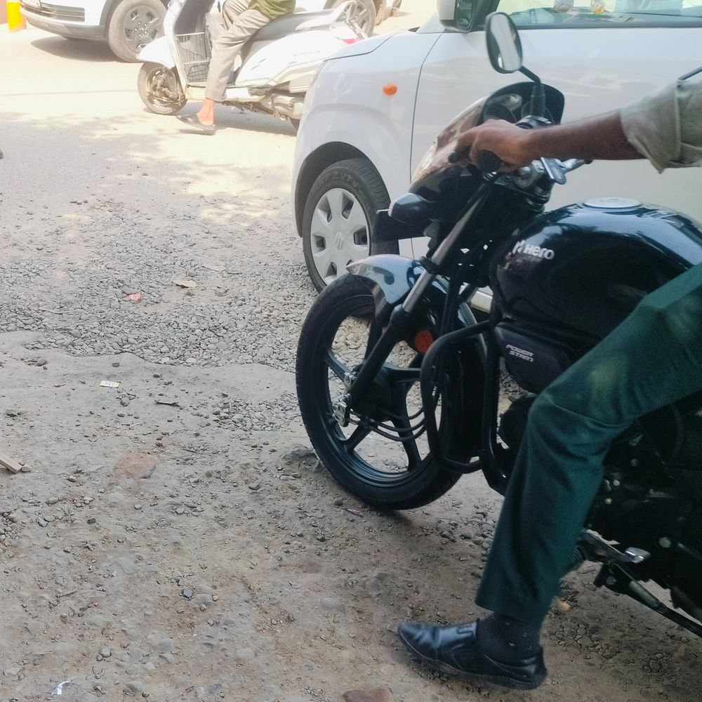 मुरादाबाद में गड्ढों वाली सड़कें बढ़ा रहीं हादसों का खतरा:लाइनपार, विकासनगर और मानसरोवर में वाहन चालकों को परेशानी