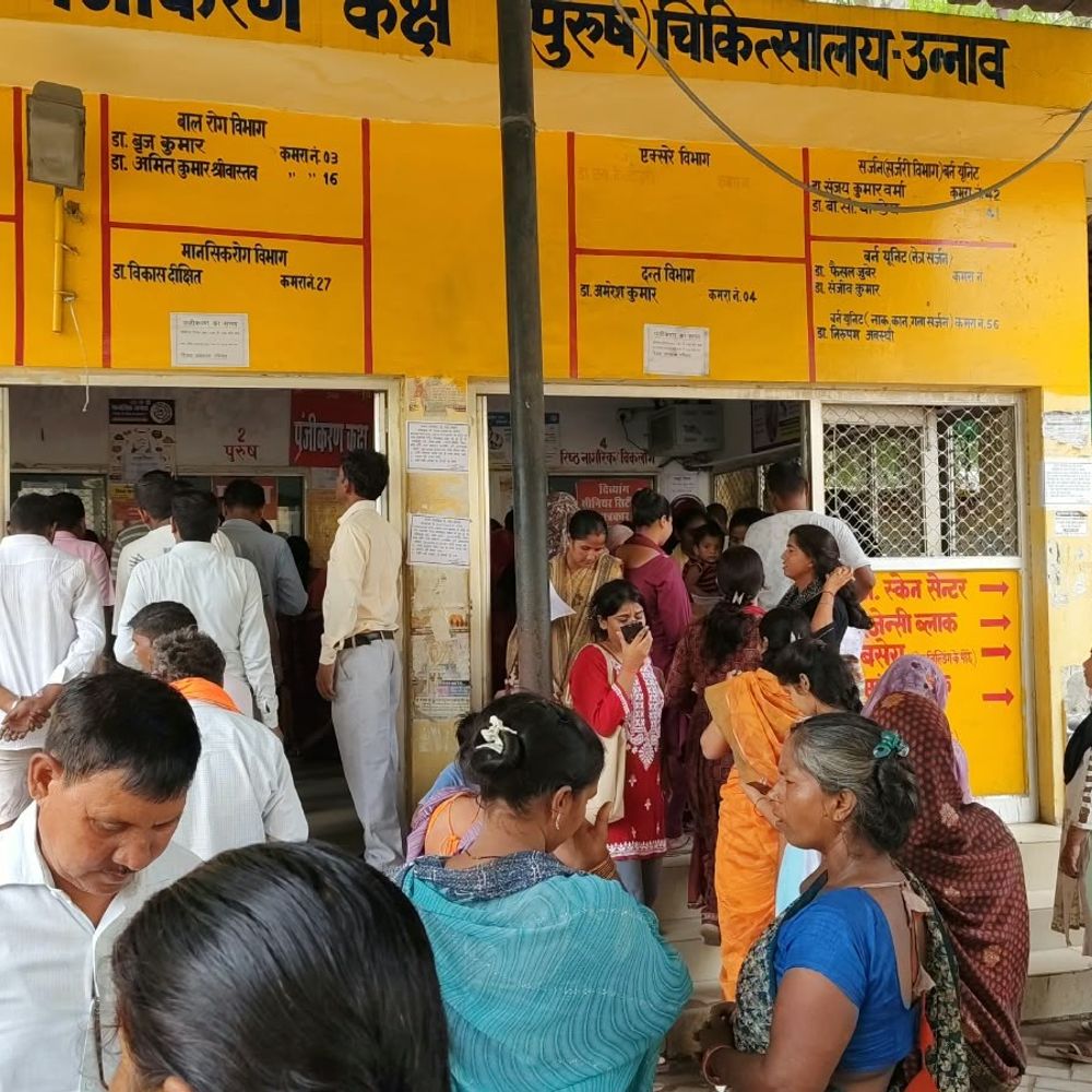 मौसम बदलने से जिला अस्पताल में मरीजों की भीड़ बढ़ी:एक हजार से ज्यादा मरीज पहुंचे, जुकाम-बुखार और उल्टी-दस्त के मामले