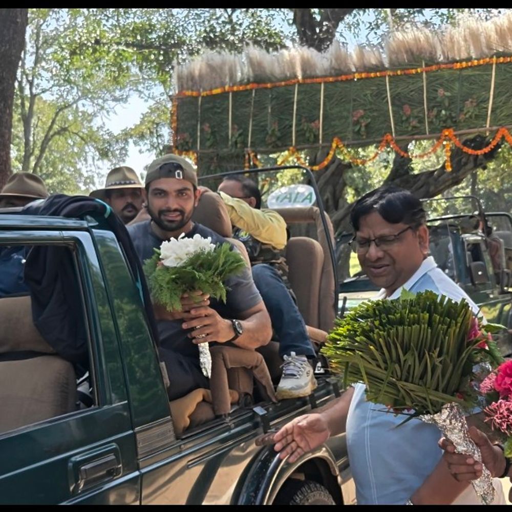 नीरज चोपड़ा-गगन नारंग ने बांधवगढ़ में की सफारी:बोले- जंगल बहुत सुंदर, यह हमारी प्राकृतिक धरोहर है