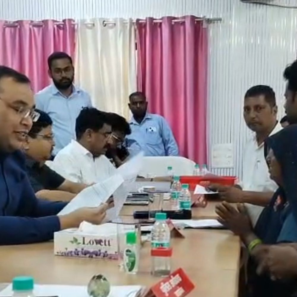 कासगंज में समाधान दिवस में 30 शिकायतें पहुंचीं:7 का मौके पर हुआ निपटारा, डीएम-एसपी ने सुनीं फरियाद और दिए निर्देश