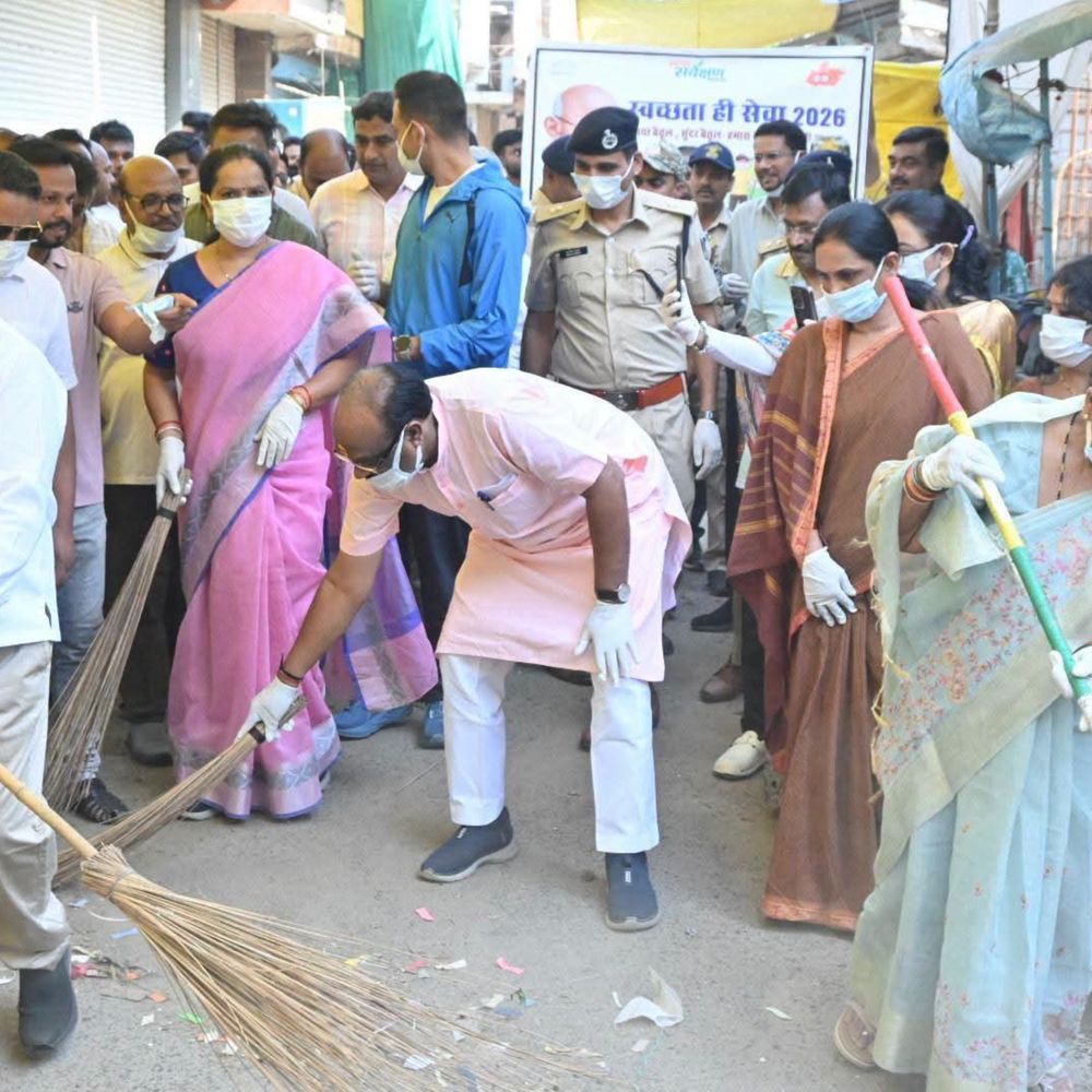 गांधी जयंती पर जनप्रतिनिधियों ने किया श्रमदान, स्वच्छता व प्लास्टिक मुक्त बैतूल का दिया संदेश