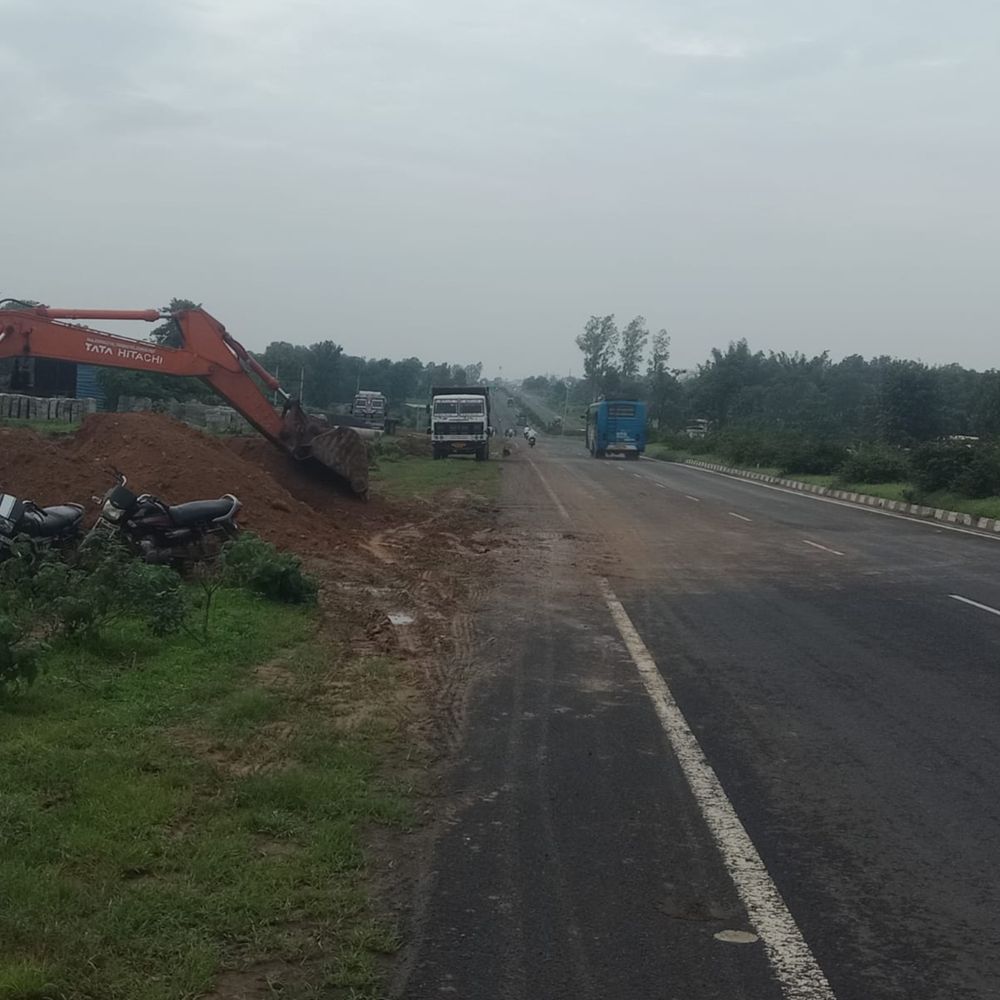 फोरलेन के दोनों ओर बेकाबू कंस्ट्रक्शन, ढाबे, मैरिज लॉन और कॉलोनियां बन रहीं