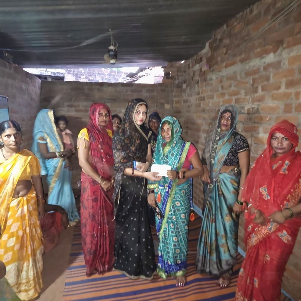 पीड़ित परिवार को आर्थिक मदद:सड़क हादसे में गंवाई थी जान, प्रधान ने दिए 21 हजार