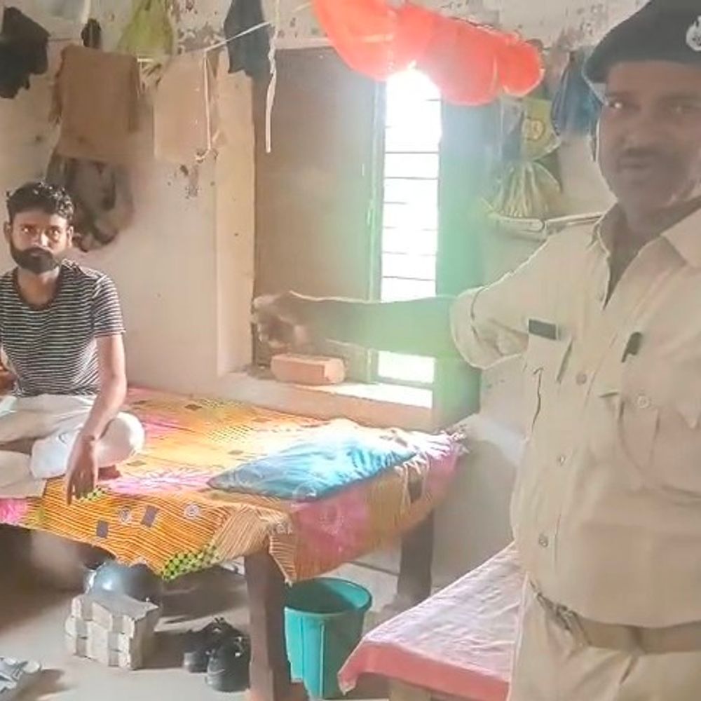 कर्मचारी के नाम पर रुपए लेने वाला युवक पकड़ाया:दाखिल-खारिज के लिए 8 हजार लेने का आरोप, राजस्व कर्मचारी ने पहचानने से किया इनकार