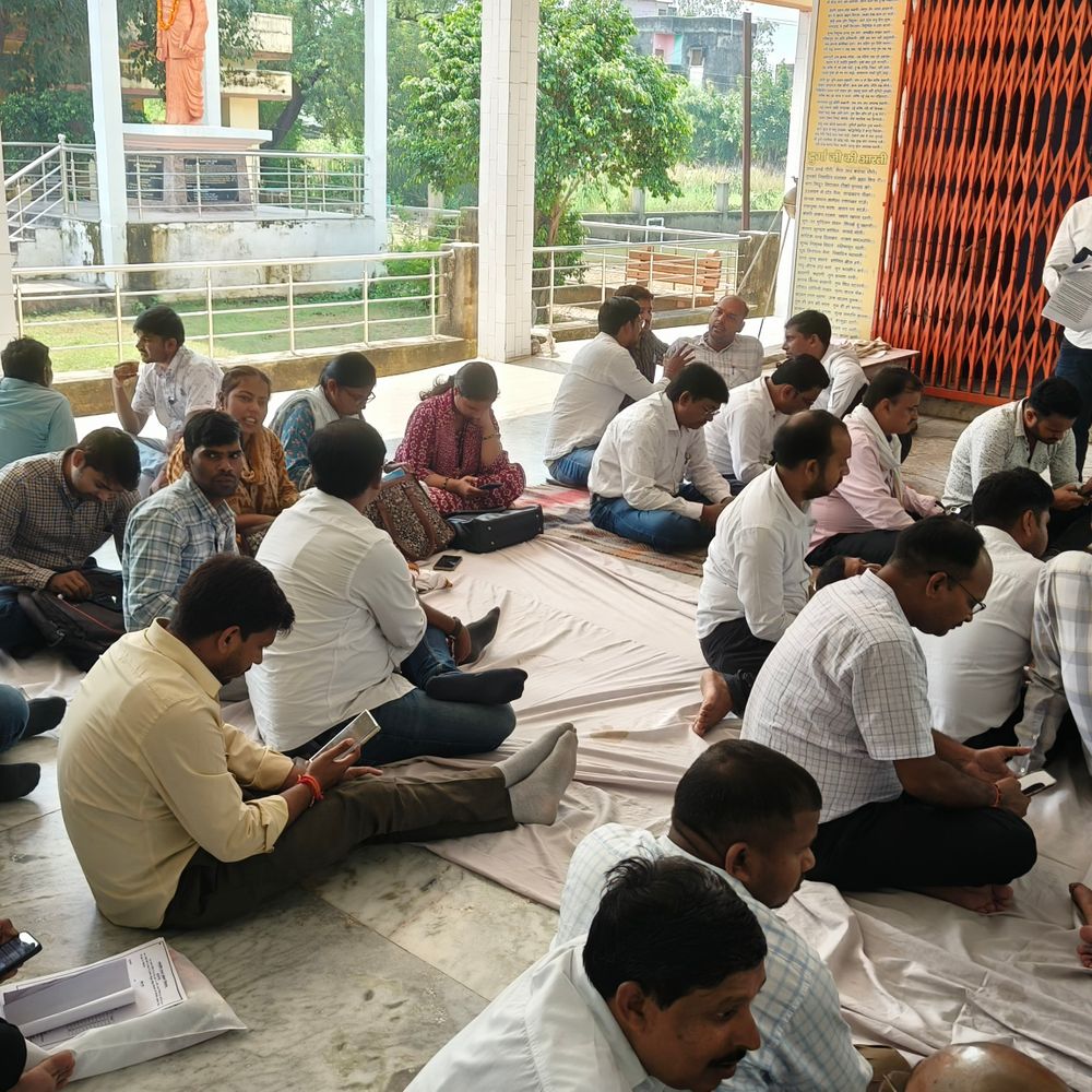 मऊ में लेखपालों ने मांगों को लेकर किया प्रदर्शन:सीएम के नाम एसडीएम को सौंपा ज्ञापन, मांगें न मानी तो आंदोलन तेज करने की चेतावनी