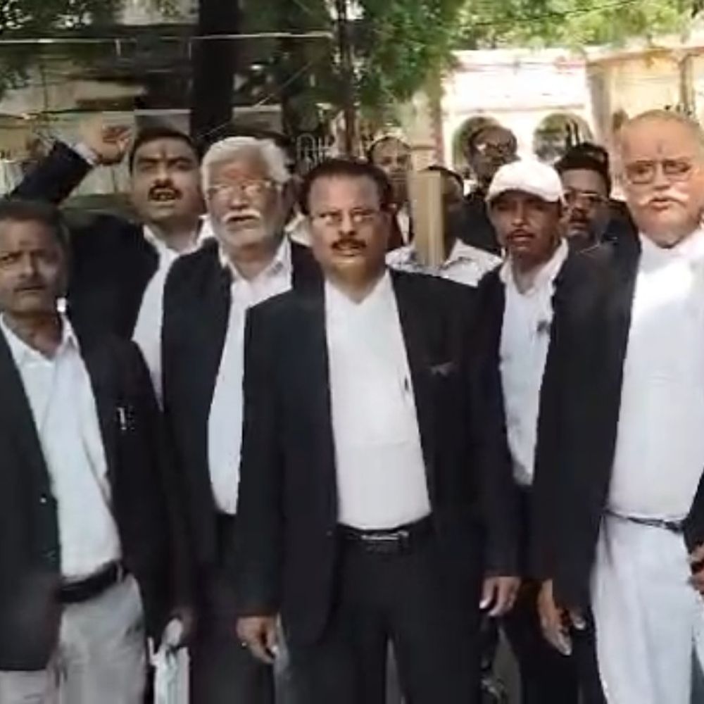 मिर्जापुर में अधिवक्ताओं की चुनार मुंसफी वापस लाने की मांग:डिस्ट्रिक्ट बार एसोसिएशन के अधिवक्ता न्यायिक कार्य से रहे विरत