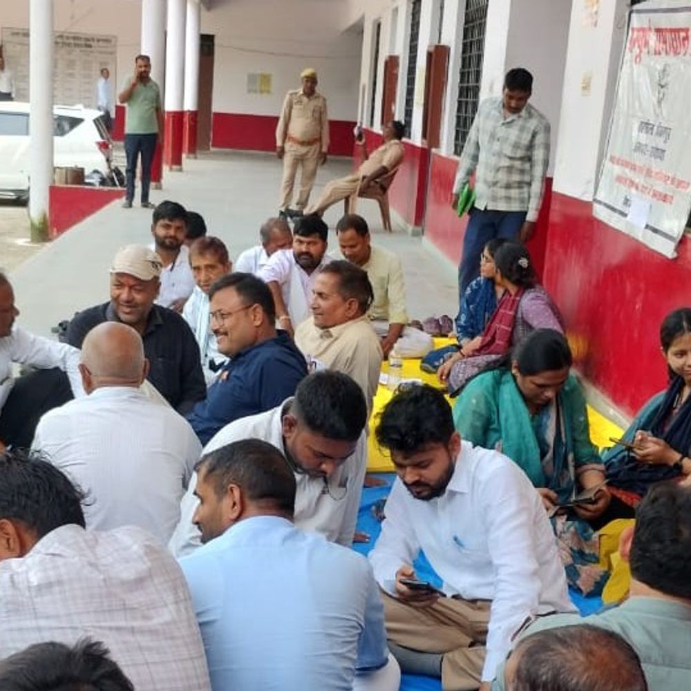 बीकापुर में लेखपालों का आंदोलन:वेतन विसंगति और लंबित पदोन्नति को लेकर 17 से काम का बहिष्कार