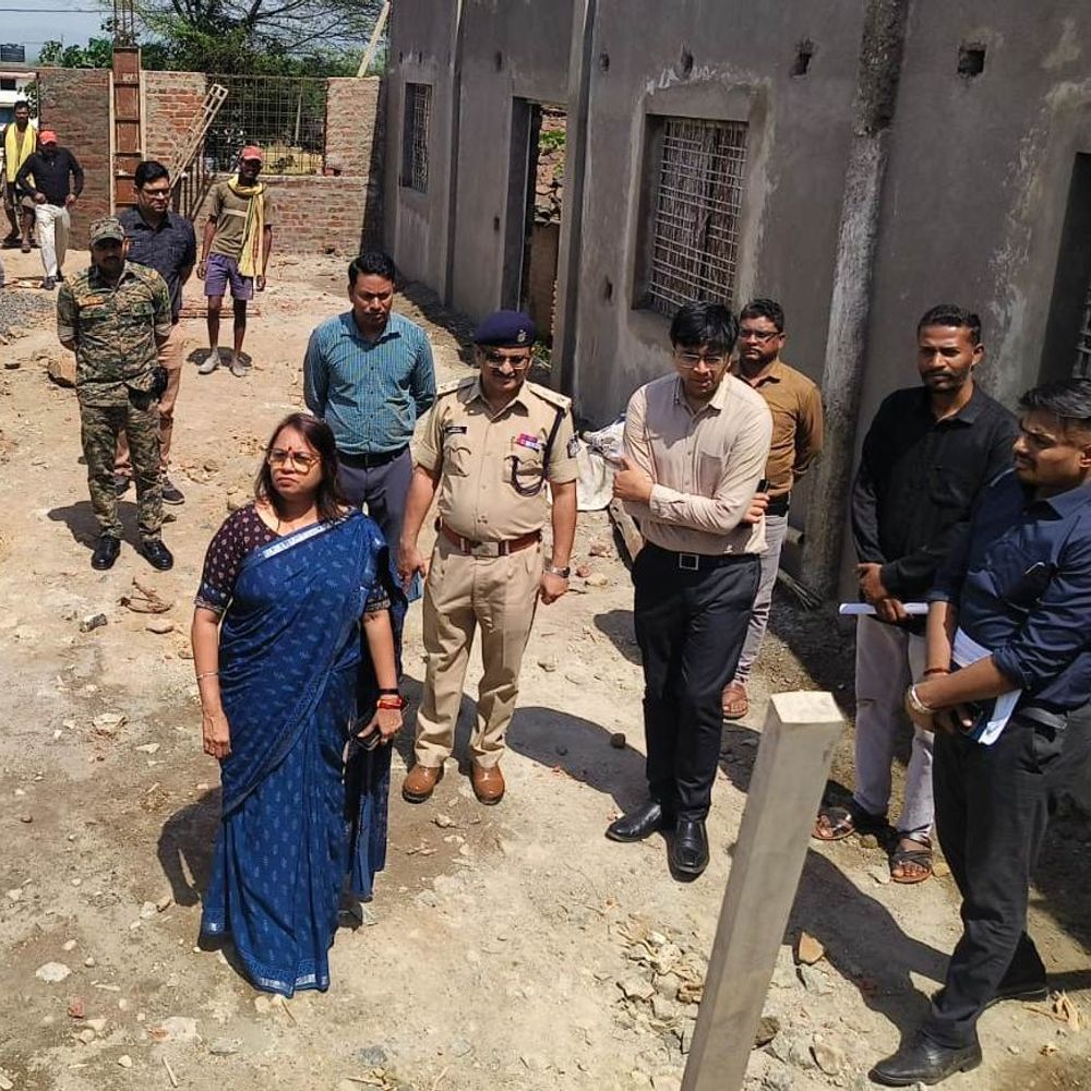 कलेक्टर ने ग्राम पंचायतों के निर्माण कार्यों का जायजा लिया:छात्रावास में छात्राओं को जूते-मौजे बांटे; RO उपलब्ध कराने के निर्देश