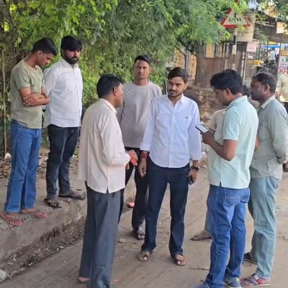 बाइक से शहर के दौरे पर निकले सभापति:करौली में सफाई-स्ट्रीट लाइट व्यवस्था का लिया जायजा, सुनीं समस्याएं