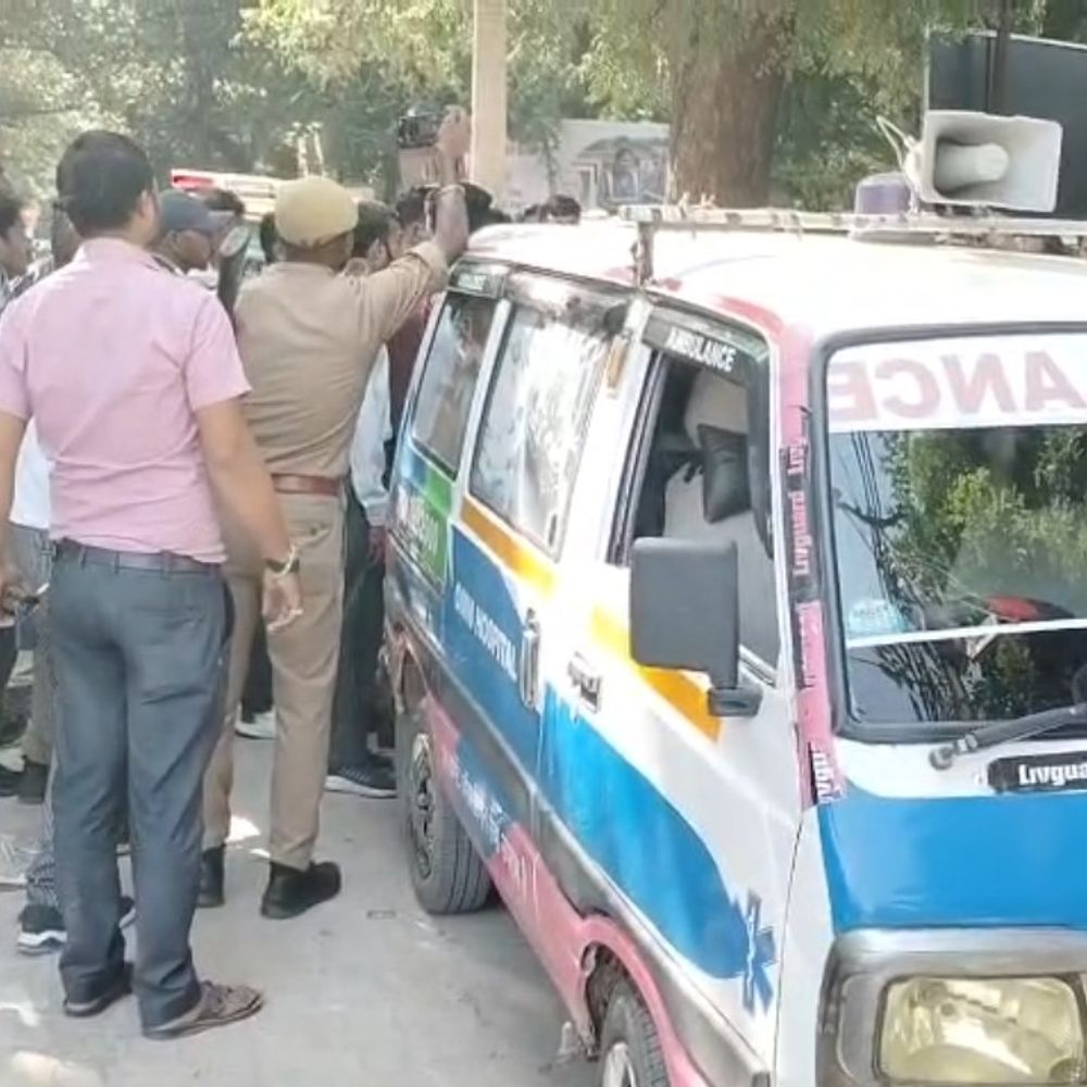 डिलीवरी के बाद प्रसूता की मौत, कलेक्ट्रेट में हंगामा:डॉक्टरों पर लापरवाही और वसूली का आरोप; कानपुर ले जाते समय तोड़ा दम