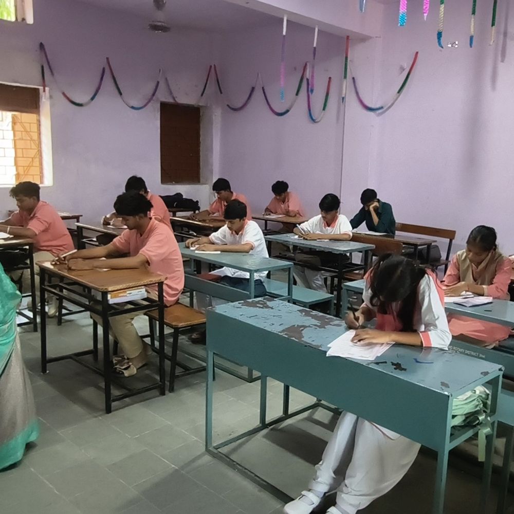 14,600 स्टूडेंट्स ने दी संस्कृति ज्ञान परीक्षा:आलीराजपुर के 211 केंद्रों पर पूछे गए 100 सवाल, देशभर में 14 भाषाओं में छपे प्रश्नपत्र