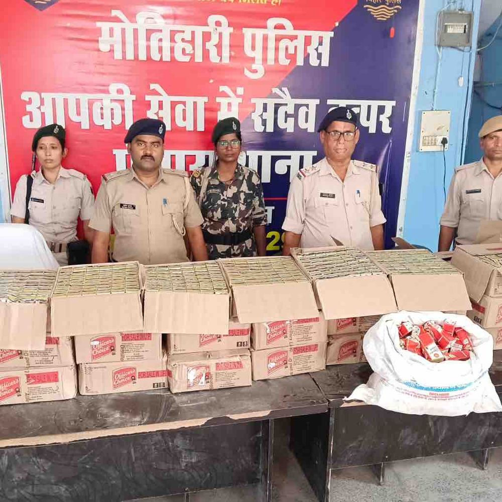 चोकर के बोरे की आड़ में शराब तस्करी:मोतिहारी में पुलिस को देख खेत में शराब फेंक भागे तस्कर, पिपरा में 46 पेटी बरामद