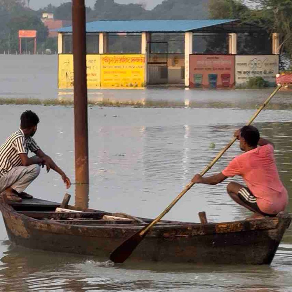 गोरखपुर में राप्ती का उफान बना मुसीबत:शहर से टूटा संपर्क- नाव के सहारे जी रहे लोग, बच्चों की पढ़ाई भी हुई ठप