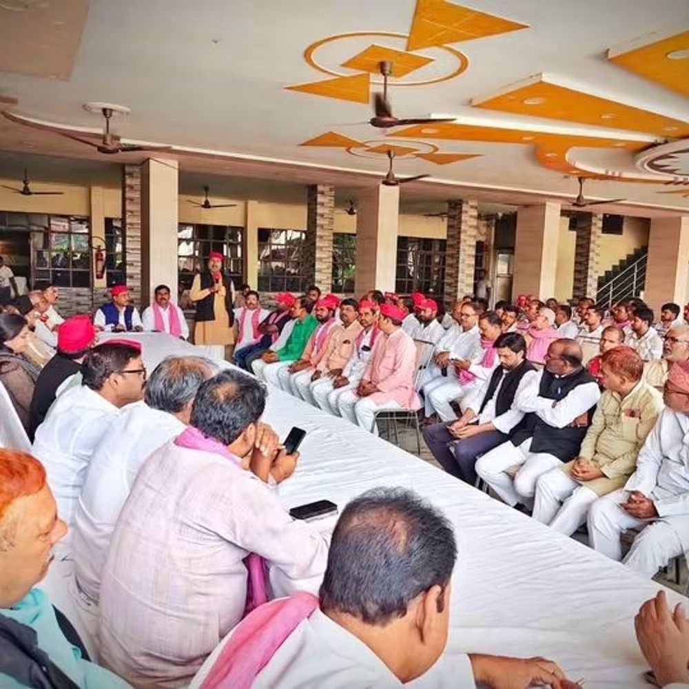 जौनपुर में सपा की मासिक बैठक:चुनाव तैयारियों पर मंथन; संगठन को मजबूत करने का संकल्प