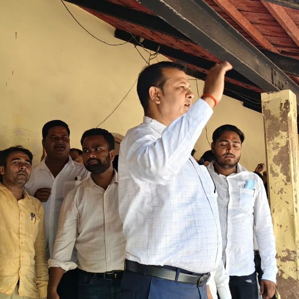 जौनपुर में लेखपालों ने तहसील दिवस का बहिष्कार किया:2800 ग्रेड पे, लंबित पदोन्नति और ट्रांसफर की मांग; बोले- आश्वासन नहीं, फैसला चाहिए