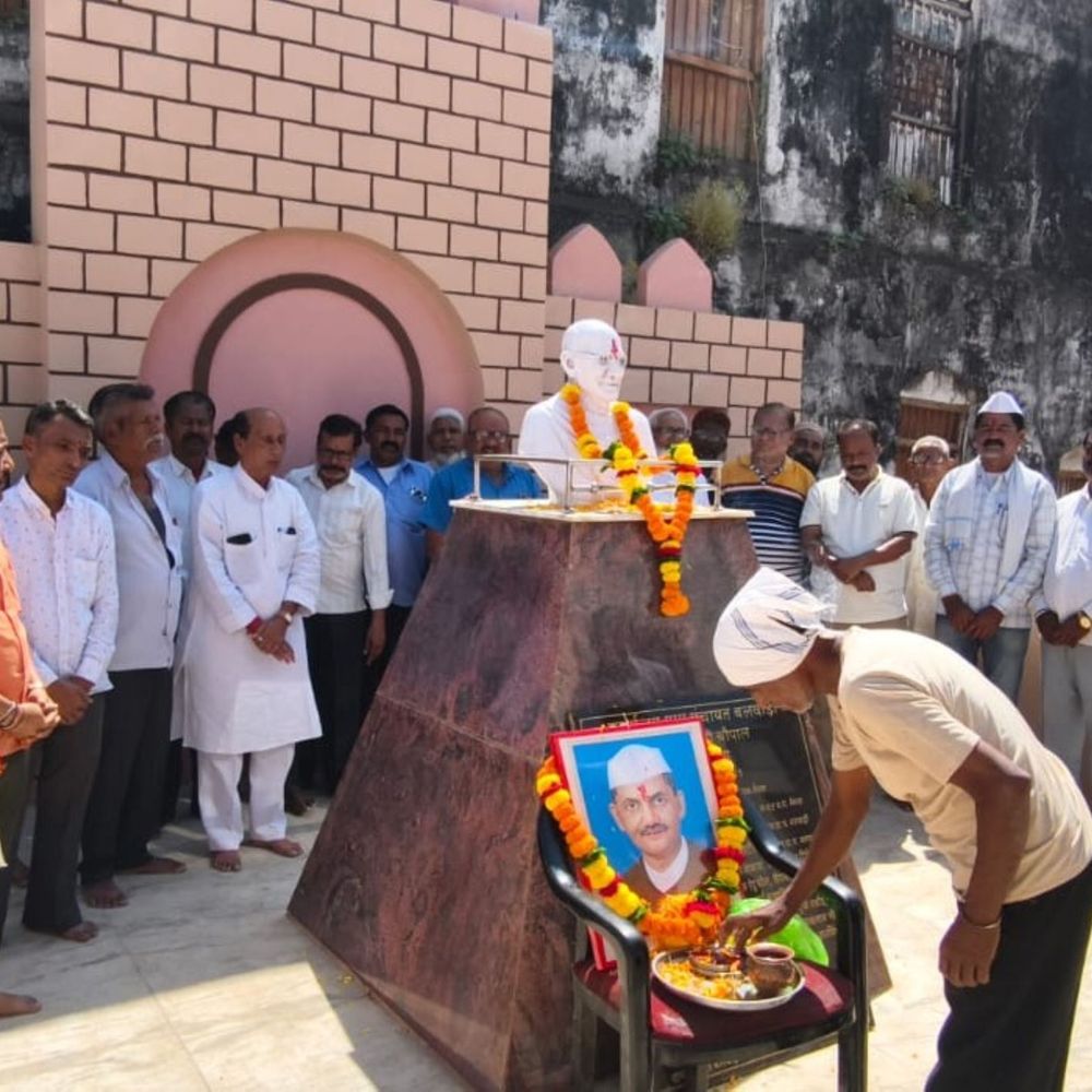 महात्मा गांधी और लाल बहादुर शास्त्री को किया याद