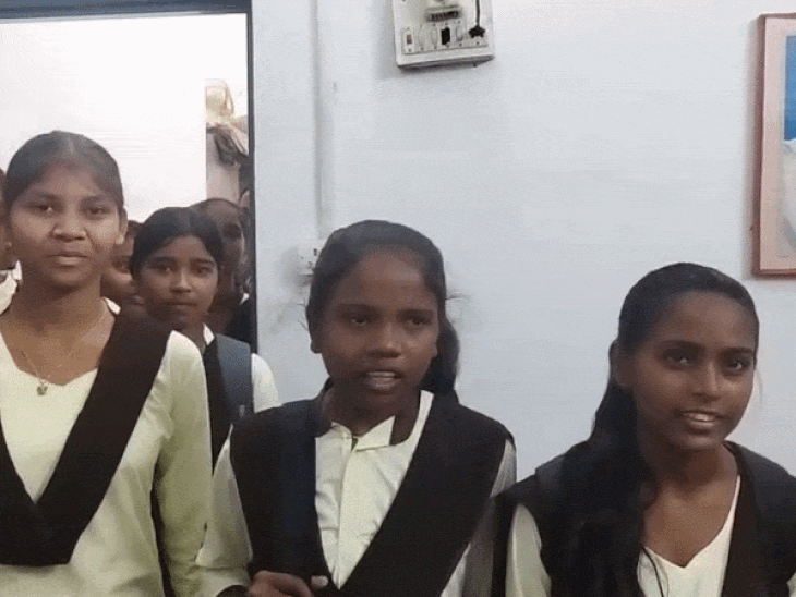 'शिक्षा के मंदिर में गुरुजी की बदजुबानी':रीवा में शिक्षक की अभद्रता से तंग आए छात्र और स्टाफ, प्राचार्य पहुंचे अधिकारियों के पास