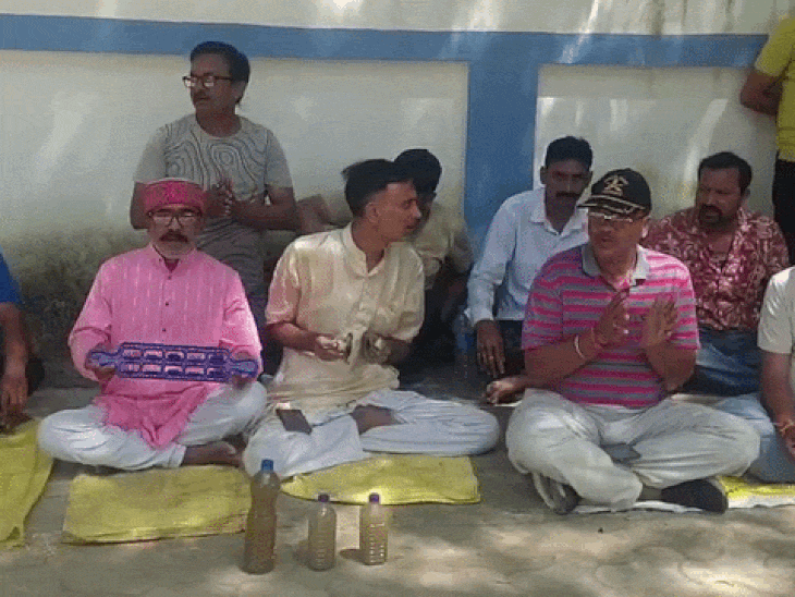 रीवा निगम आयुक्त के घर के सामने सीताराम संकीर्तन:दूषित पानी के विरोध में धरने पर बैठे लोग; अधिकारियों के आश्वासन के बाद उठे