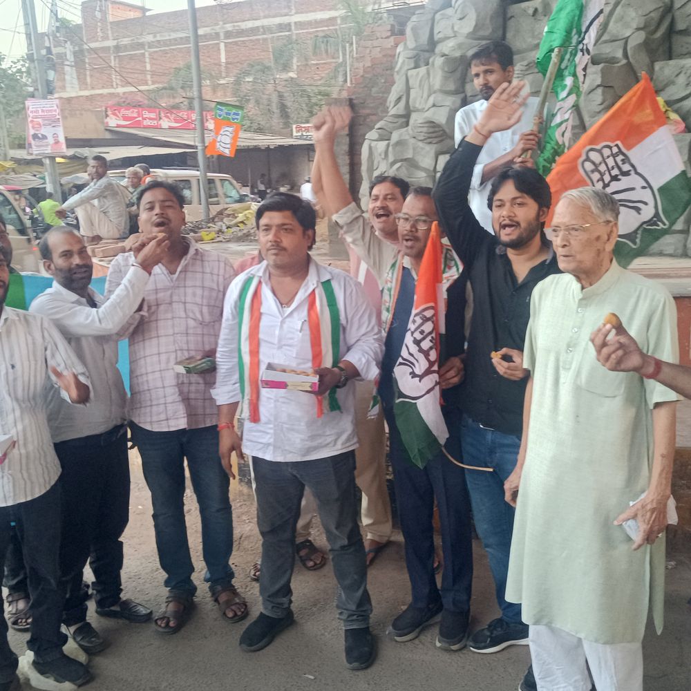 आराधना को यूपी कांग्रेस अध्यक्ष बनाए जाने पर सोनभद्र जश्न:कार्यकर्ताओं ने स्वर्ण जयंती चौक पर आतिशबाजी की