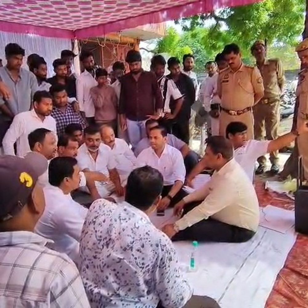 उन्नाव में सभासदों का धरना पांचवें दिन भी जारी:वाटर टैक्स माफी, वेतन और विकास कार्यों की जांच की मांग, एसडीएम ने सुनीं समस्याएं
