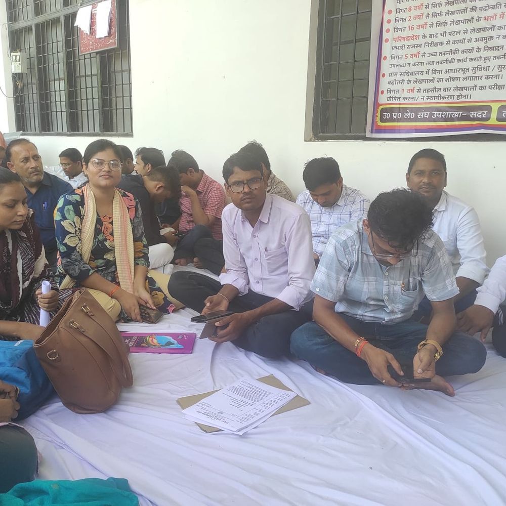रायबरेली में लेखपालों का धरना, राजस्व काम ठप:आय-जाति-निवास प्रमाण पत्र और दाखिल-खारिज के काम रुके; बोले- मांगें नहीं मानीं तो हड़ताल करेंगे