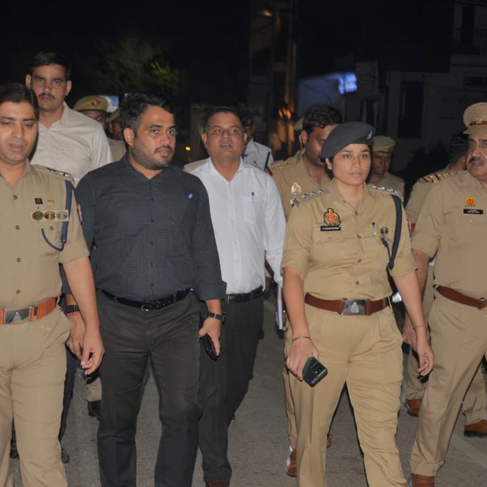 बागपत में अधिकारियों ने सुरक्षा व्यवस्था जांची:पुलिस बल के साथ पैदल गश्त की, असामाजिक तत्वों को चेतावनी दी