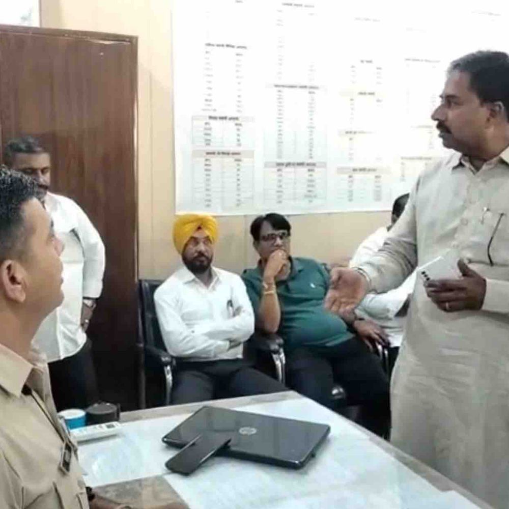 हनुमानगढ़ में नगर परिषद के दो अधिकारियों पर केस:हिरासत की खबर पर थाने पहुंचे पूर्व सभापति और पार्षद, कार्रवाई पर जताया विरोध