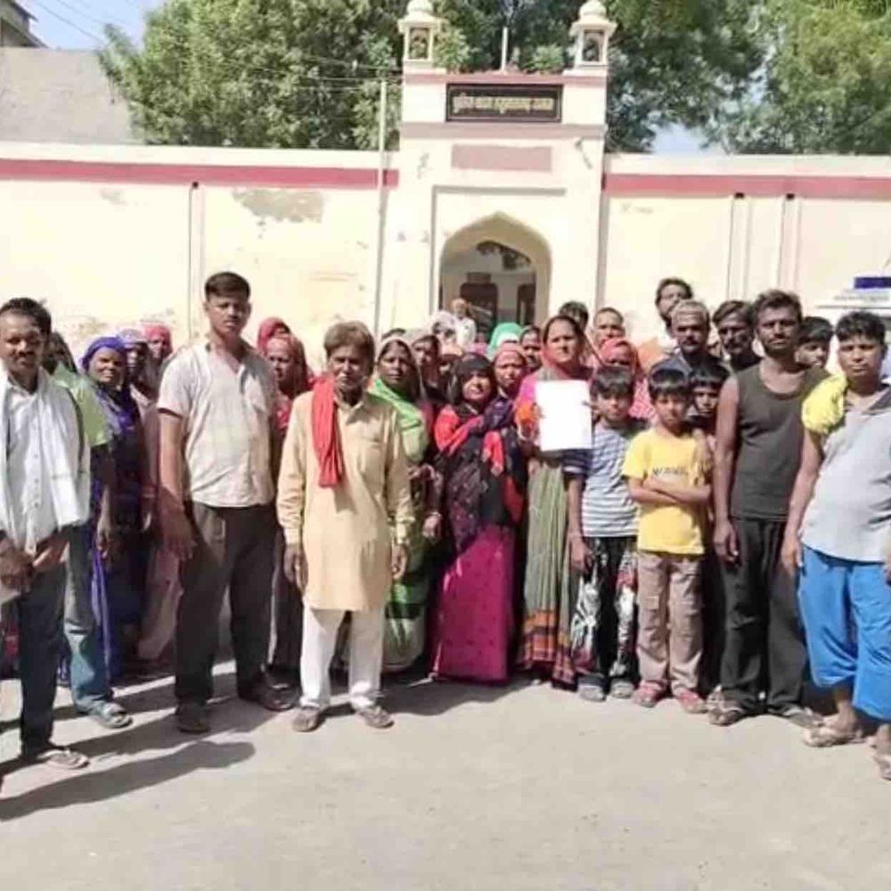 हनुमानगढ़ में मारपीट-पथराव से परेशान लोग थाने पहुंचे:आरोपियों पर कार्रवाई की मांग, घर पर ईंटें फेंकी और जान से मारने की धमकी