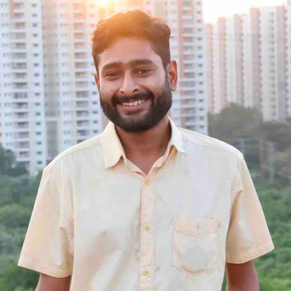 पार्टी से लौट रहे असिस्टेंट प्रोफेसर को वाहन ने रौंदा:मोतिहारी में बेटे का शव देखकर बेहोश होती रही मां, घर का इकलौता बेटा था