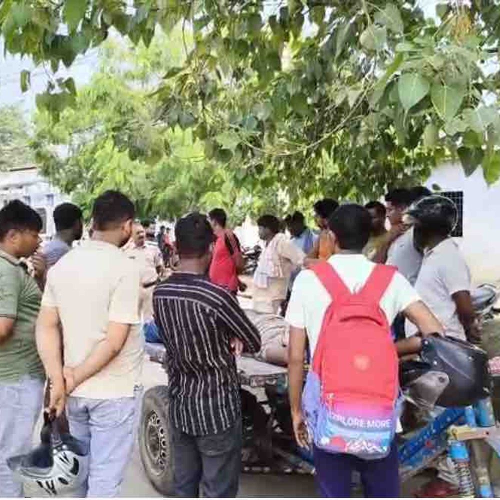 सड़क हादसे के मृतक का शव जुगाड़ गाड़ी से भेजा:मोतिहारी में परिजनों ने सड़क जाम कर दिया, पुलिस ने समझाकर शांत कराया