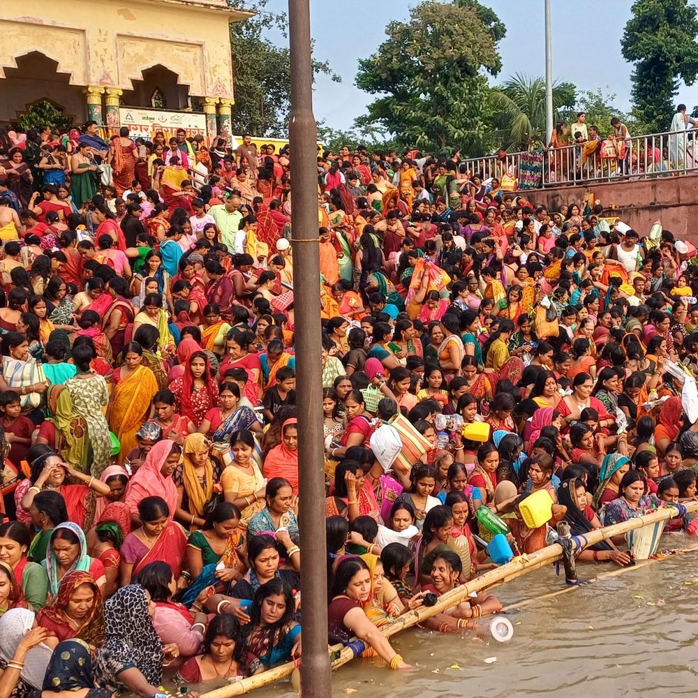 जितिया व्रत के लिए लाखों महिलाओं ने गंगा स्नान किया:मुंगेर के गंगा घाटों पर भीड़, चेन स्नेचिंग की घटनाएं भी हुईं; SDRF तैनात