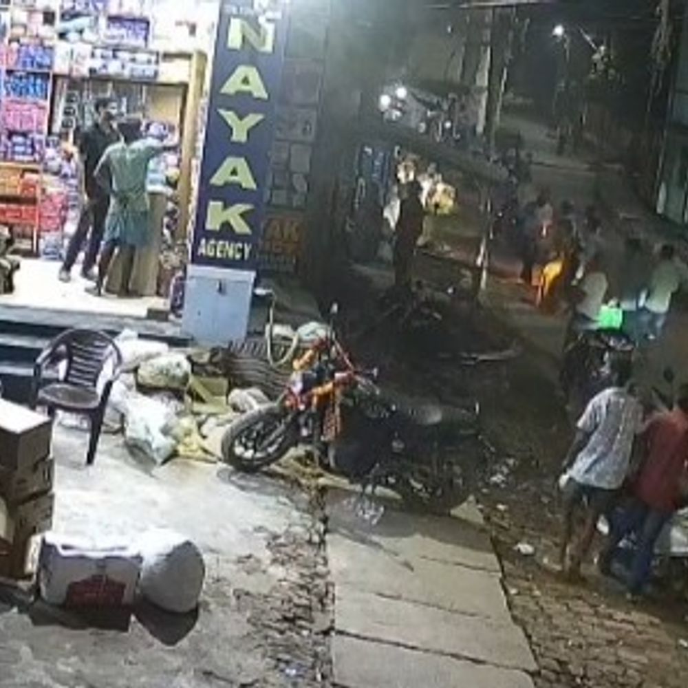 मधुबनी में दुकानदार को चाकू मारकर घायल किया:उधारी में सिगरेट नहीं देने पर हुआ विवाद, पेट में गंभीर चोट; DMCH रेफर