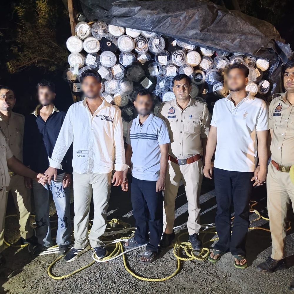 हापुड़ में 5 बदमाश मुठभेड़ के बाद गिरफ्तार:कपड़े से भरा कैंटर लूटा था, एक के पैर में लगी गोली; 55 लाख के कपड़े समेत कैंटर बरामद