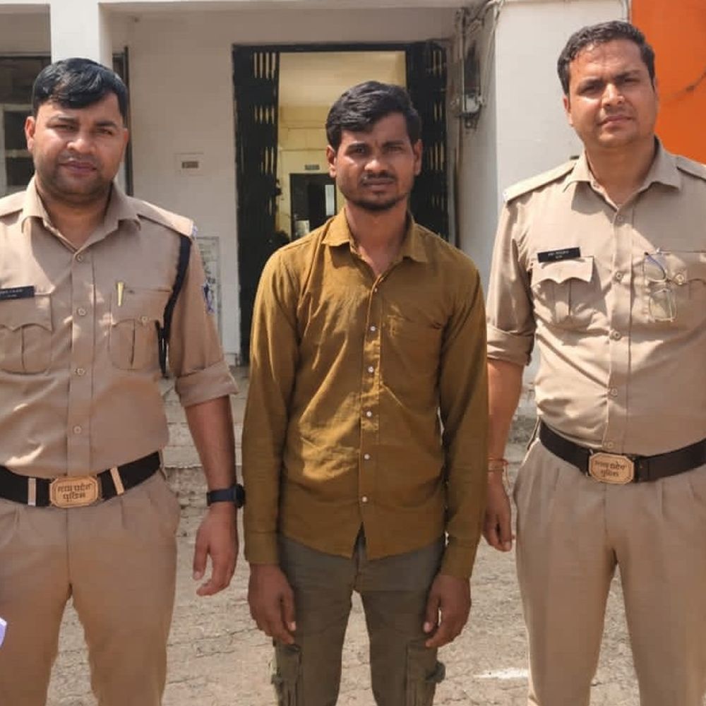 चोरी का आरोपी गिरफ्तार, 200 ग्राम चांदी बरामद:एक ही रात में तीन घरों में हुई थी लाखों की चोरी