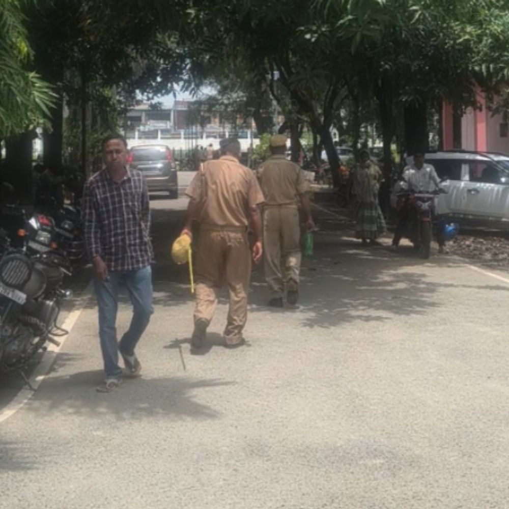 तहसील परिसर में डिबेट के दौरान मारपीट:डिबेट के दौरान दो पक्ष भिड़े, सपा नेता हमजा समेत 8 पर मारपीट और धमकी का केस