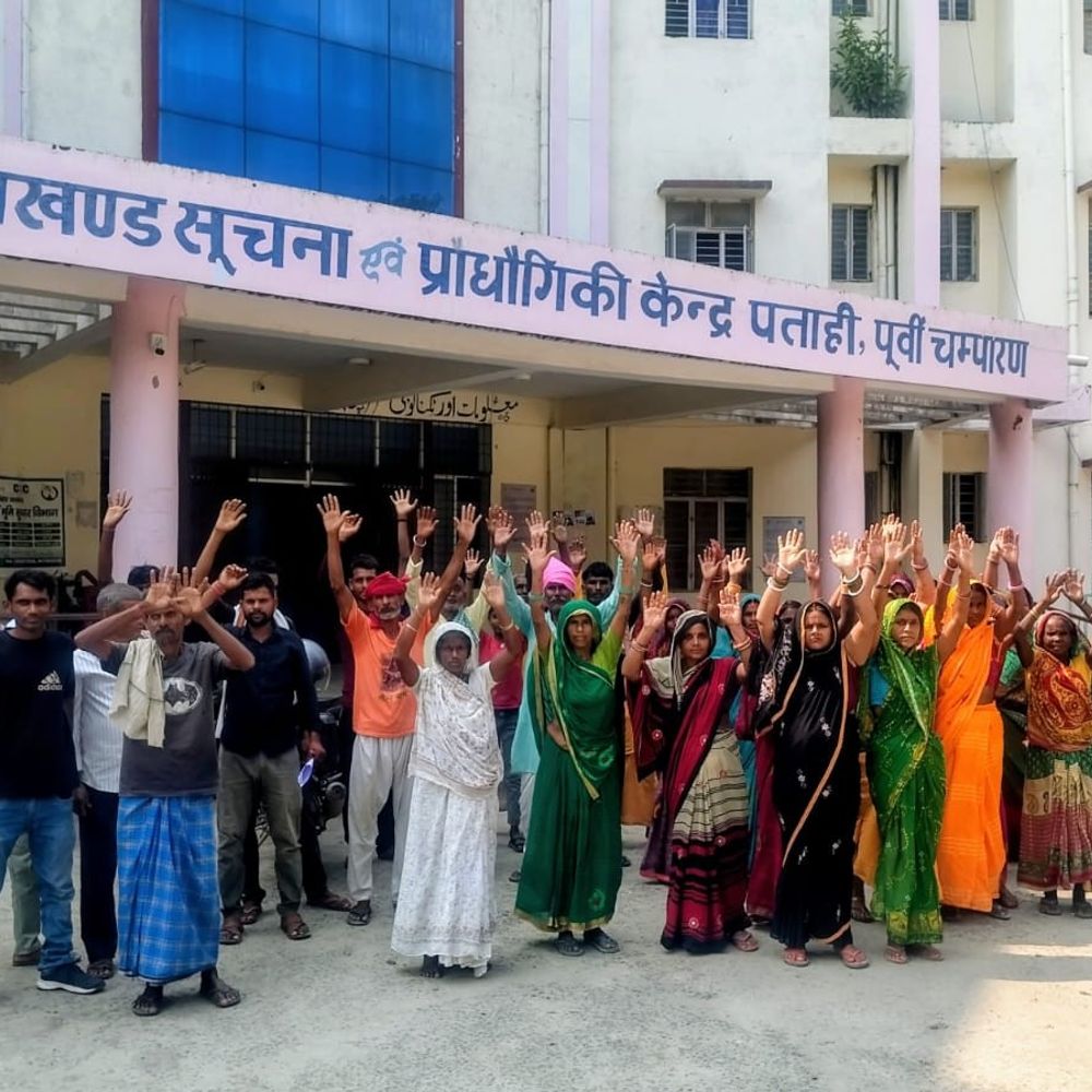 PMAY लिस्ट में गड़बड़ी के आरोप में ग्रामीणों का प्रदर्शन:पात्रों के नाम गायब होने पर जांच की मांग की, BDO से की शिकायत