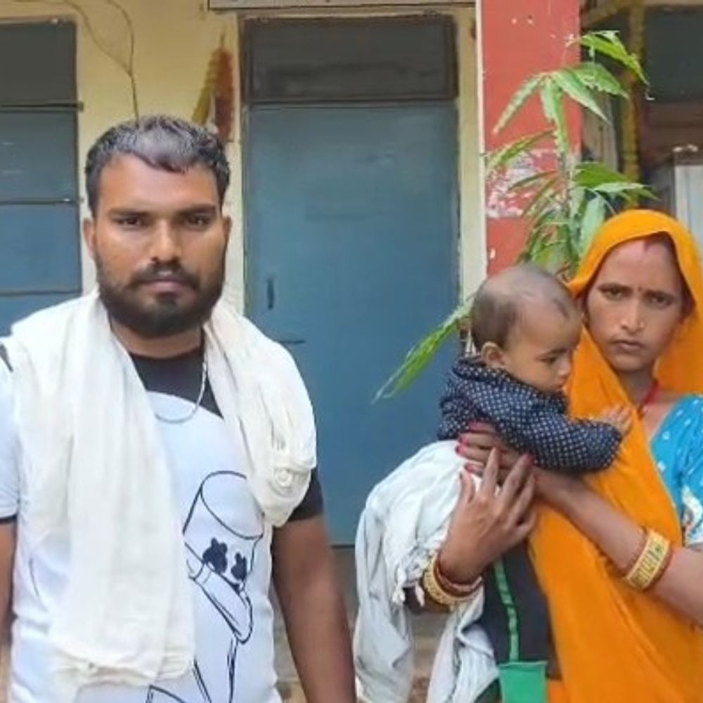 शिवपुरी में जिंदा महिला को सरकारी रिकॉर्ड में मृत बताया:राशन कार्ड में नाम जुड़वाने पहुंचे तो सामने आई गलती, दंपती लगा रहा दफ्तरों के चक्कर