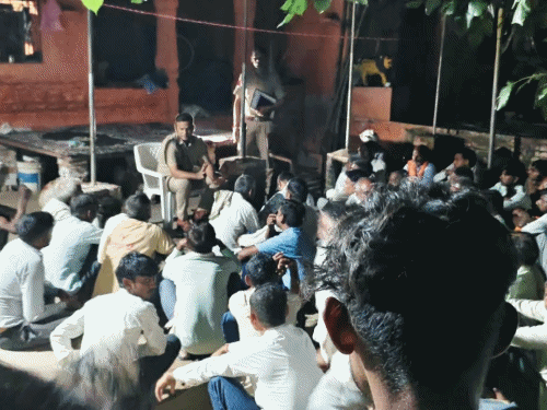 पंचायत चुनाव के लिए पुलिस ने की रात्रि चौपाल:शांतिपूर्ण और निष्पक्ष मतदान का दिया संदेश, लोगों से की सहयोग की अपील