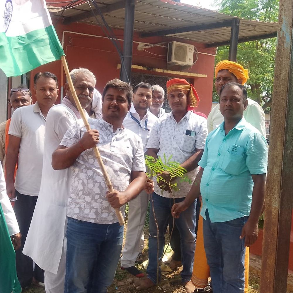 रघुनाथपुर स्टेशन पर किया गया पौधरोपण