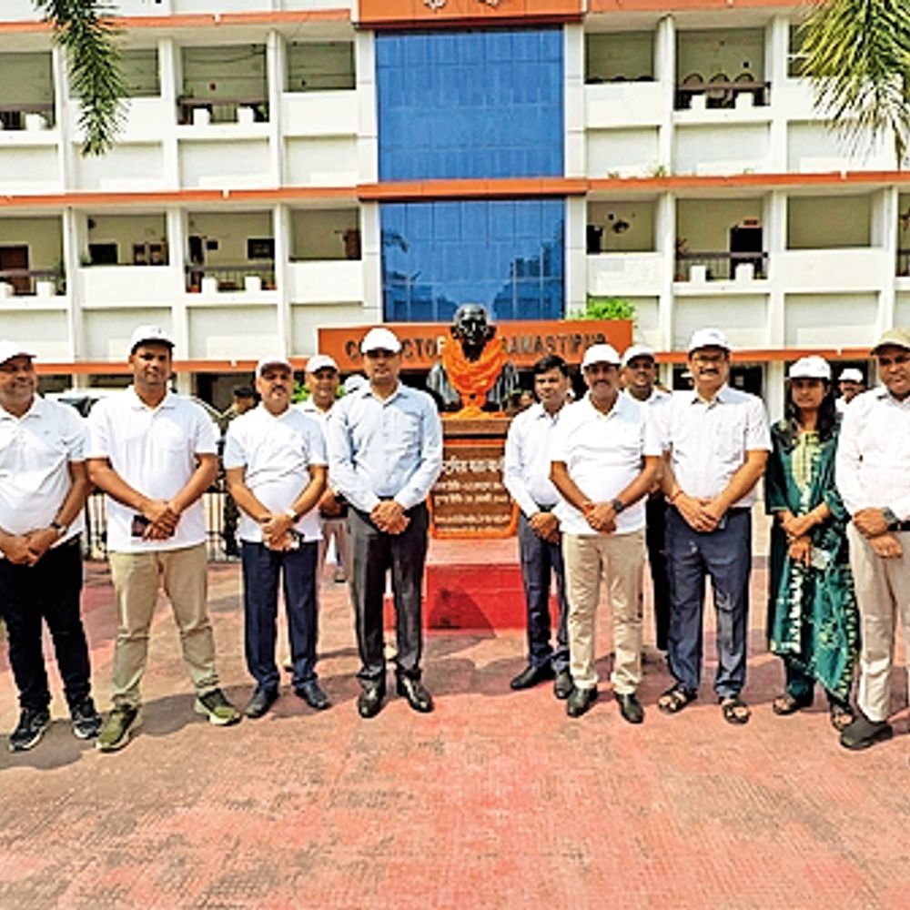 समाहरणालय में गांधी व शास्त्री जयंती पर अधिकारियों ने किया माल्यार्पण