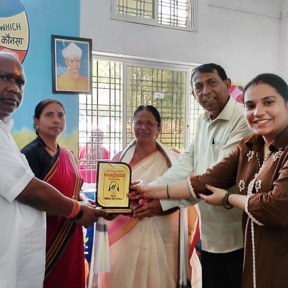 गांधी जयंती पर बिश्रामपुर में सियानगुड़ी केंद्र शुरू सांसद चिंतामणि ने 13 वरिष्ठों को किया सम्मानित