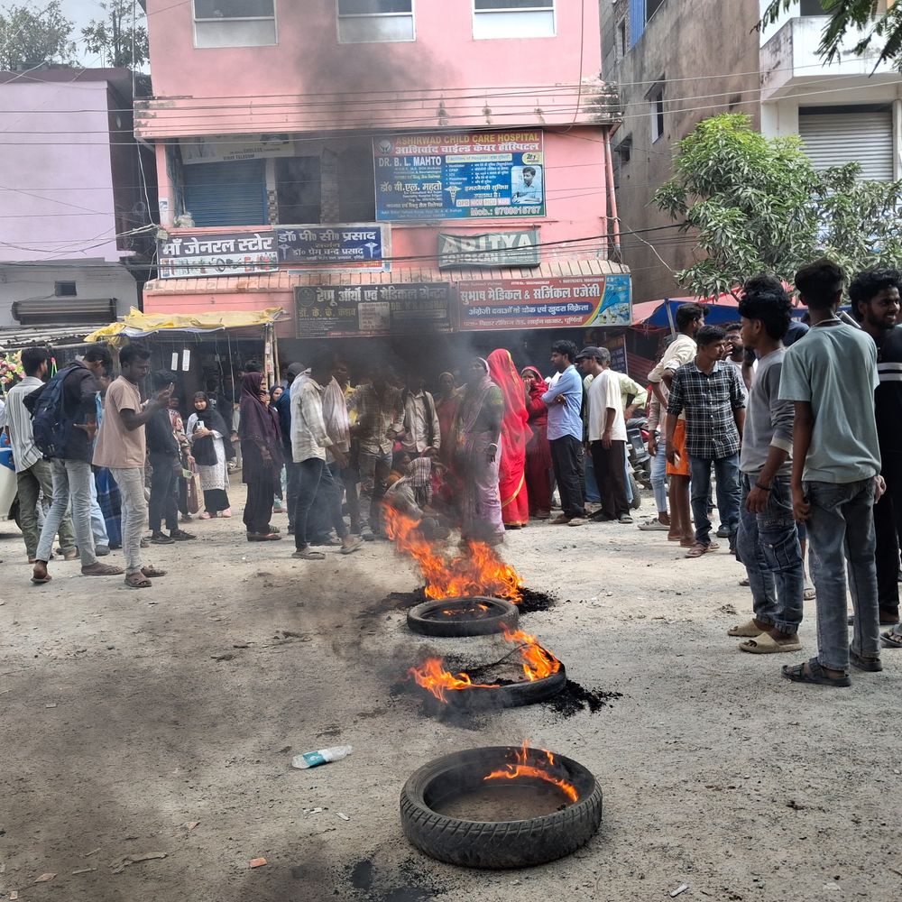 इलाज के दौरान नवजात की मौत पर परिजनों का हंगामा, सड़क जाम किया