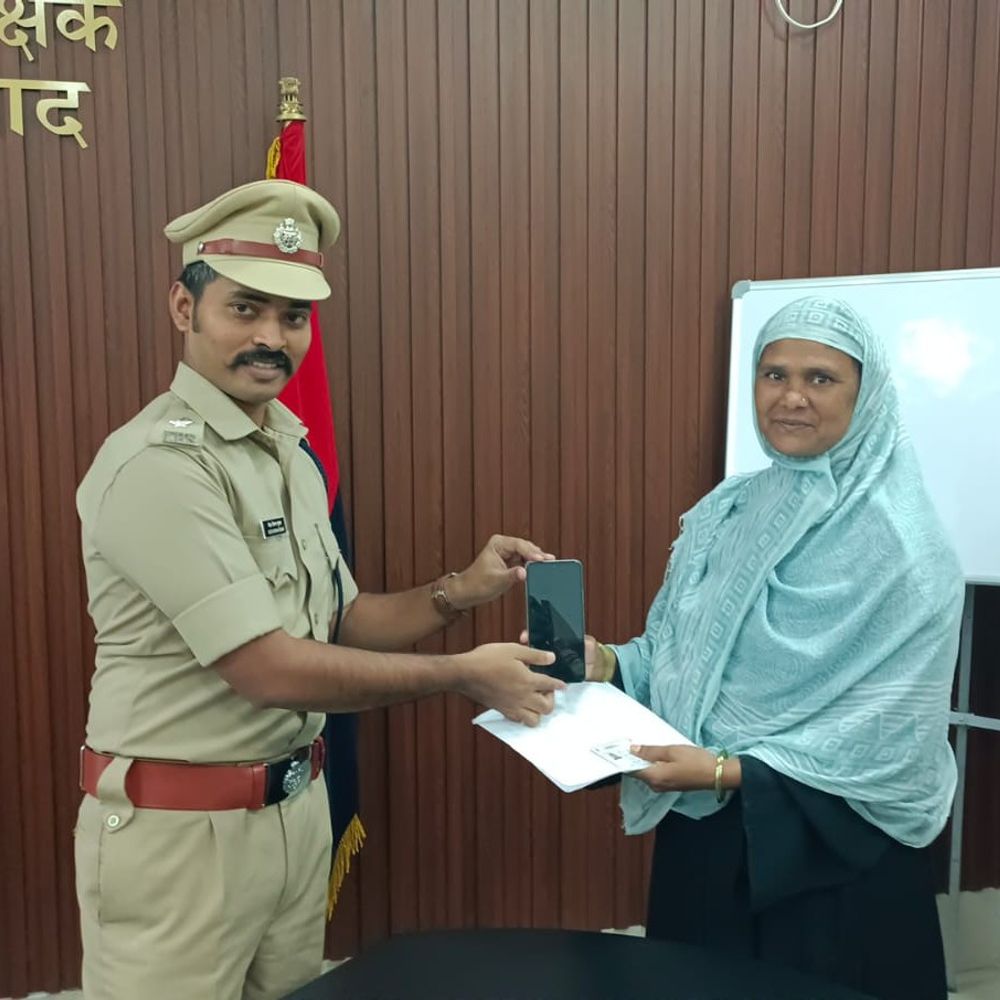 जहानाबाद में 52 लोगों को मिले खोए मोबाइल:पुलिस ने 'ऑपरेशन मुस्कान' के तहत की कार्रवाई, 10.40 लाख रुपए के फोन लौटाए
