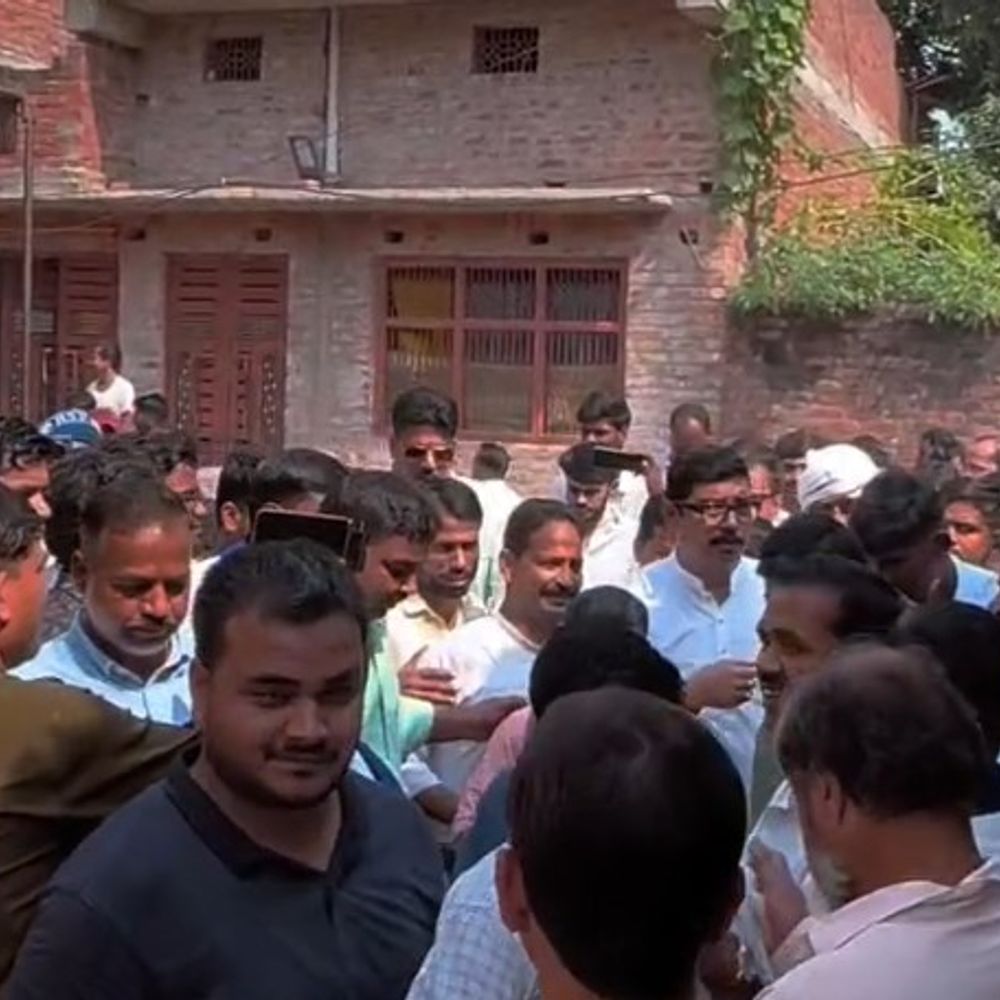 हाईटेंशन तार हादसे के बाद परिजनों से मिले पूर्व सांसद:बोले- ऊर्जा मंत्री के जिले में ऐसी घटना होना बेहद दुखद, स्वस्थ राजनीति में ऐसे बयानों की जगह नहीं