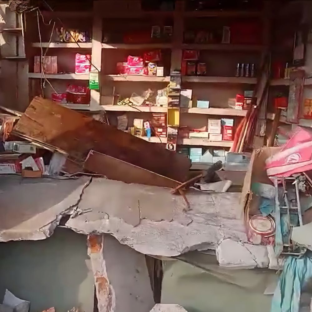 छतरपुर के नौगांव में जेसीबी से मेडिकल दुकान तोड़ी:संचालक ने नकदी, दवाइयां, फ्रिज खराब होने का आरोप लगाया; पुलिस बोली- मकान मालिक-किरायेदार का विवाद